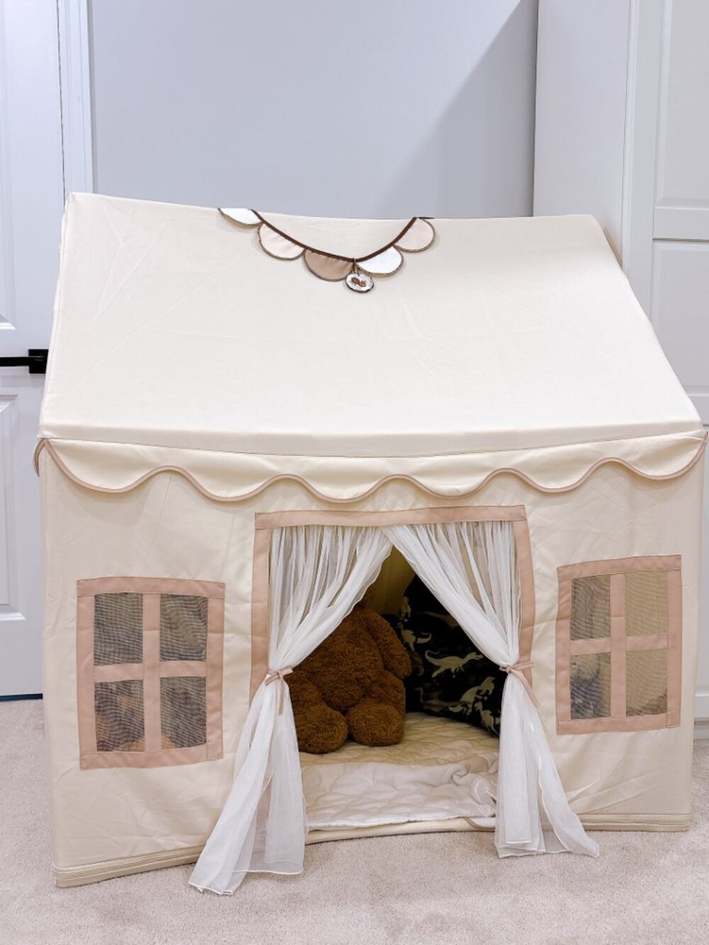 95% NEW PLAY HOUSE SET